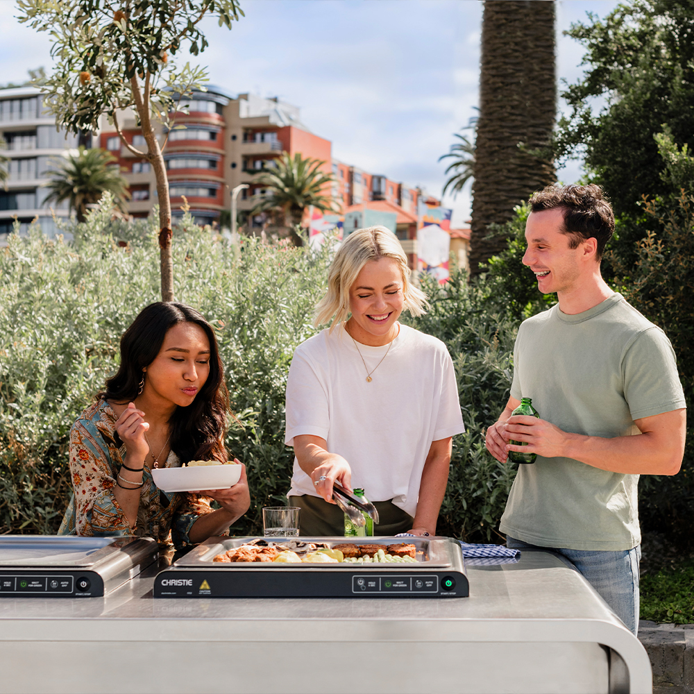 Groupe d'amis autour d'un barbecue collectif urban barbecue