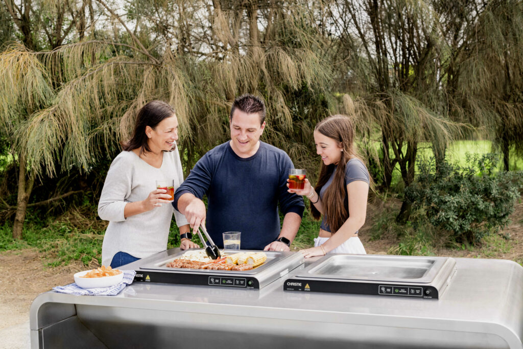 Famille autour d'un barbecue collectif camping Urban Barbecue