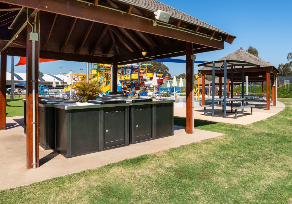 Barbecue collectif Modular installé dans une aire de jeux aquatique