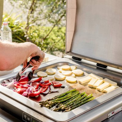 Plancha encastrable électrique professionnelle en inox pour cuisine intérieure et extérieure, idéale pour griller viandes, poissons et légumes de manière saine et conviviale.