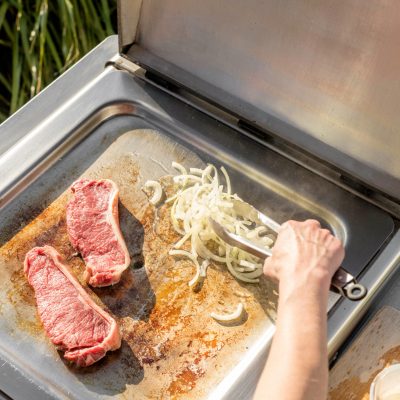 Plancha encastrable électrique professionnelle en inox, idéale pour cuisiner des viandes, poissons et légumes de manière saine et conviviale.