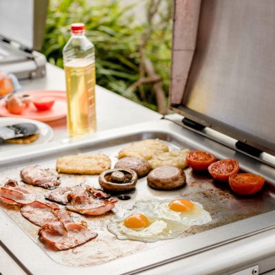 Cuisson d'aliment sur une plancha encastré dans un espace barbecue