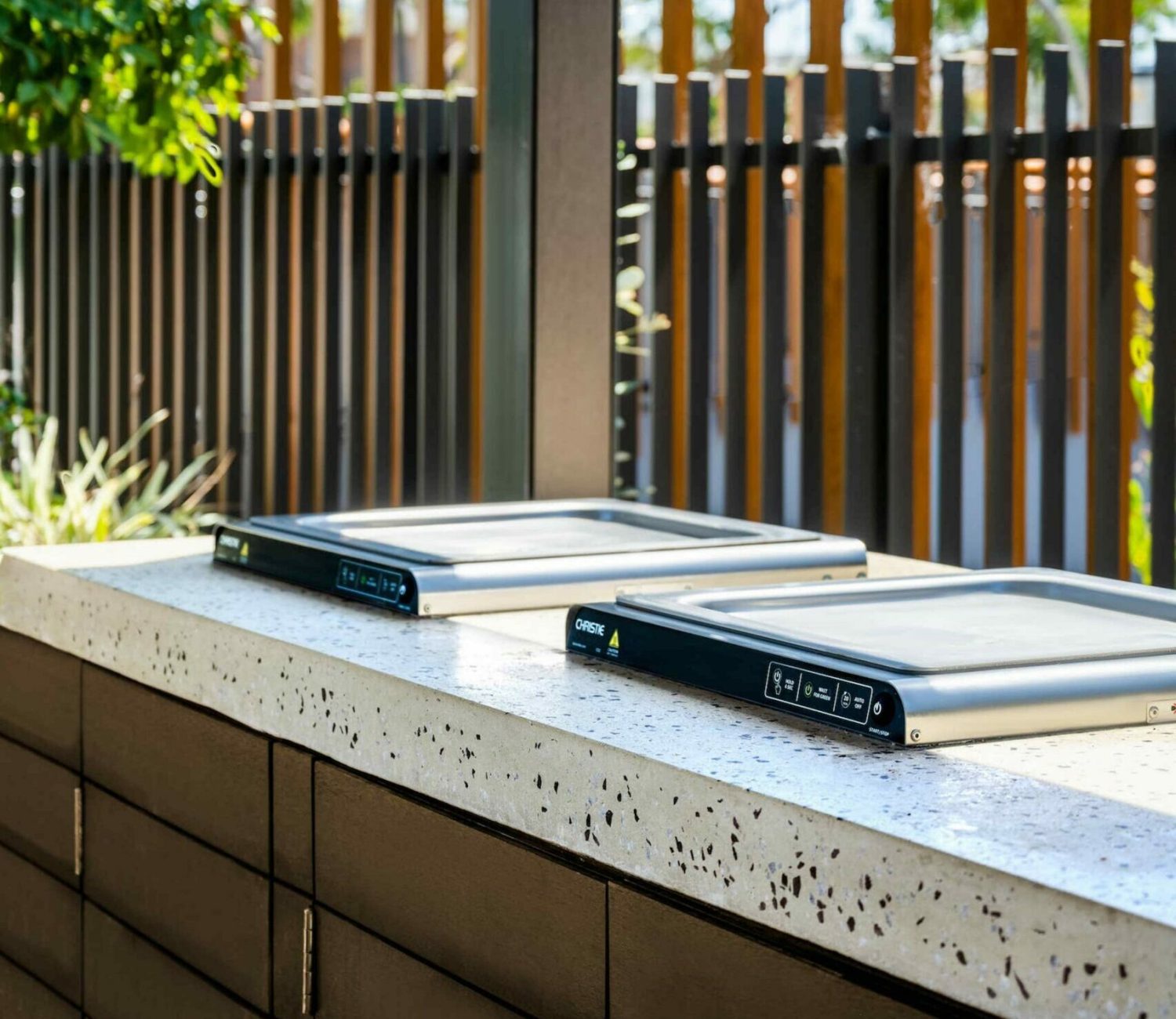 Espace barbecue collectif avec plancha professionnelle encastré dans un support sur mesure