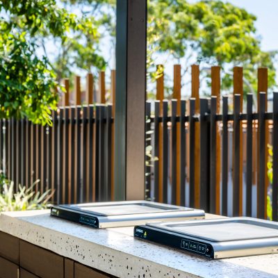 Plancha encastrable électrique, alliant design et performance. Parfaite pour des repas conviviaux en famille ou entre amis, avec une cuisson saine et rapide